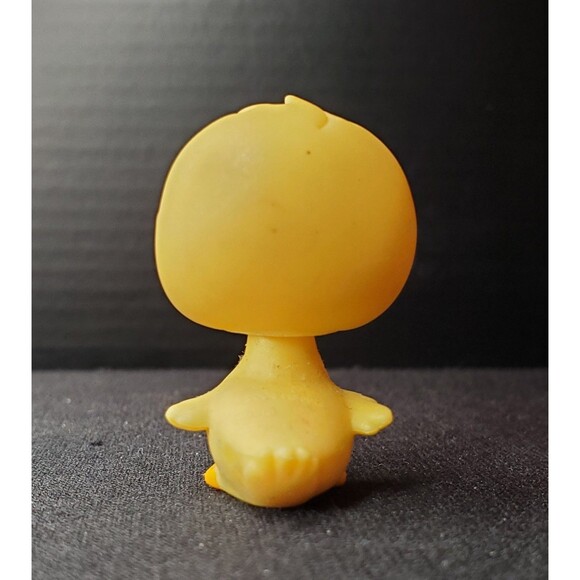LPS Littlest Pet Shop 2004 Yellow Chick #13 Blue Eyes Magnet - Picture 3 of 3